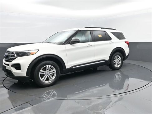 Used 2022 Ford Explorer XLT image 2