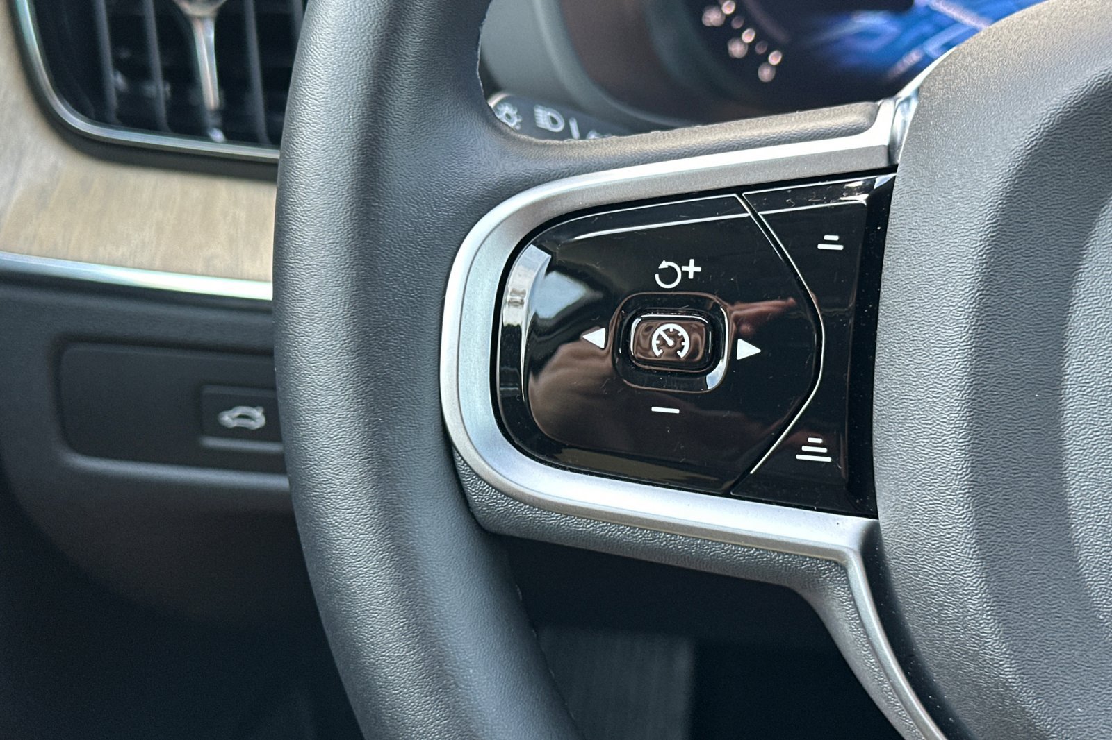 Certified 2026 Volvo XC60 B5 Plus AWD/4WD image 30