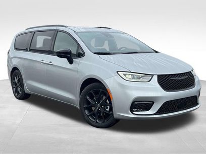 New 2026 Chrysler Pacifica Limited w/ S Appearance Package