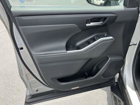 Used 2023 Toyota Highlander XLE FWD image 14