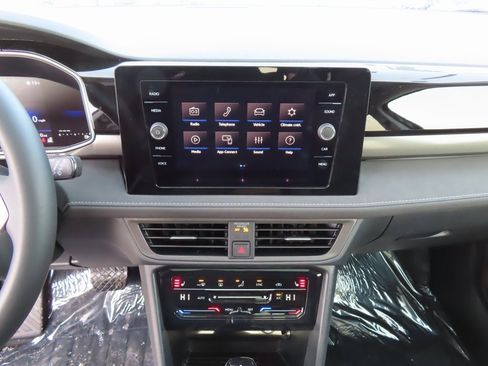 New 2026 Volkswagen Taos SE image 5