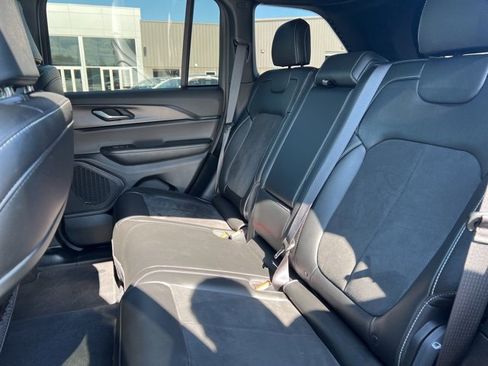 Used 2024 Jeep Grand Cherokee Altitude image 35