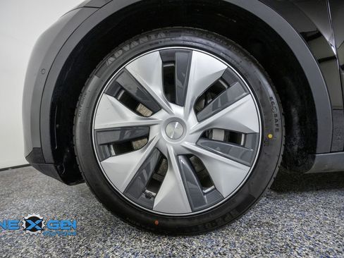 Used 2022 Tesla Model Y Long Range AWD/4WD image 45