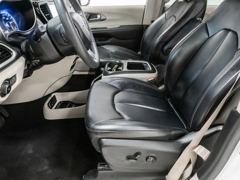 Used 2023 Chrysler Pacifica Touring-L FWD image 10