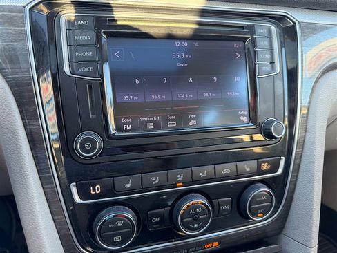 Used 2017 Volkswagen Passat 1.8T SE w/ SE Lighting Package image 20