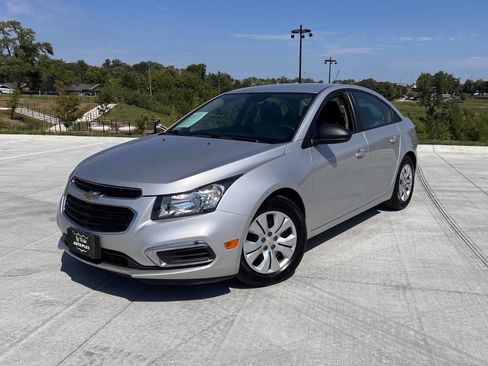 Used 2015 Chevrolet Cruze LS image 2
