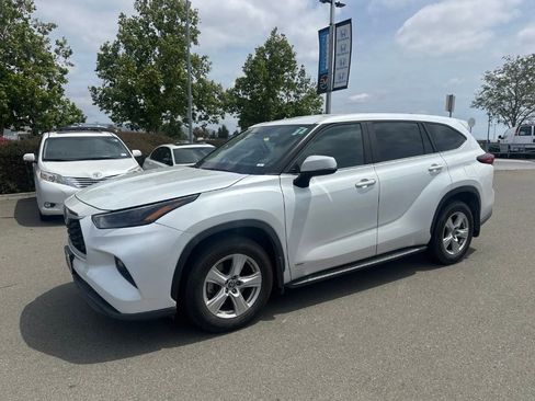 Used 2023 Toyota Highlander LE AWD/4WD image 5