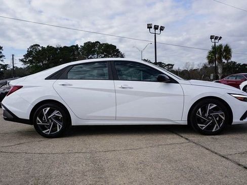 Used 2025 Hyundai Elantra Sport image 3