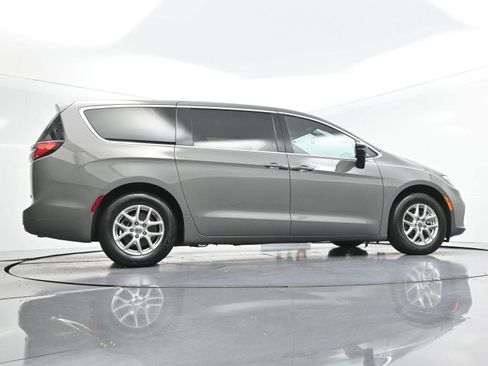 Used 2025 Chrysler Pacifica Select FWD image 78