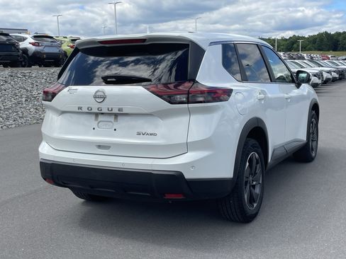 Used 2024 Nissan Rogue SV AWD/4WD image 3