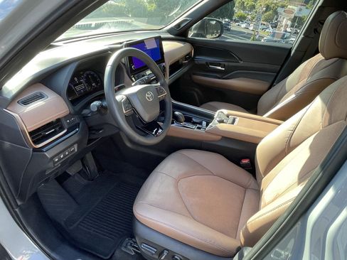 Certified 2025 Toyota Grand Highlander AWD Hybrid image 9