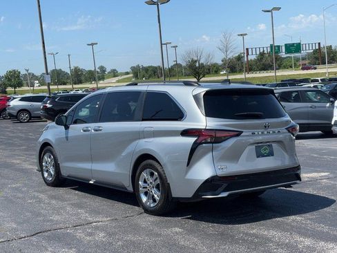 Used 2023 Toyota Sienna XSE AWD/4WD image 3