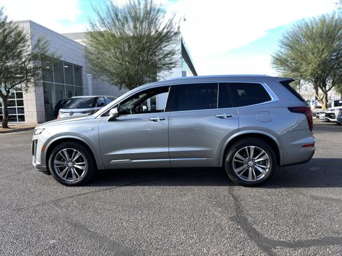 Used 2025 Cadillac XT6 Premium Luxury FWD image 2