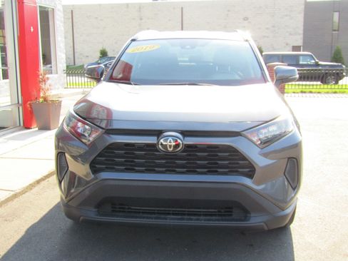 Used 2019 Toyota RAV4 LE AWD/4WD image 3