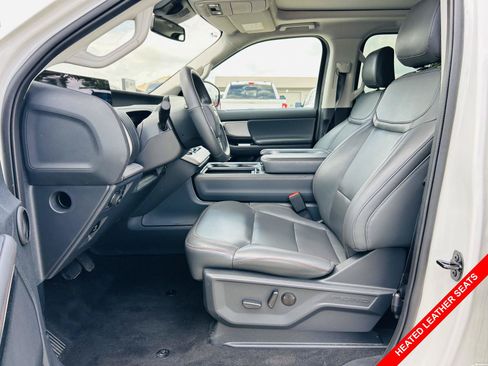 Used 2025 Ford Expedition Active AWD/4WD image 3