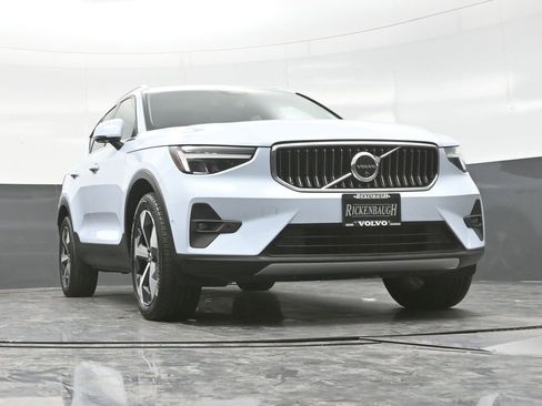 Used 2025 Volvo XC40 B5 Plus AWD/4WD image 22