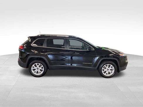 Used 2018 Jeep Cherokee Latitude Plus w/ Cold Weather Group AWD/4WD image 24