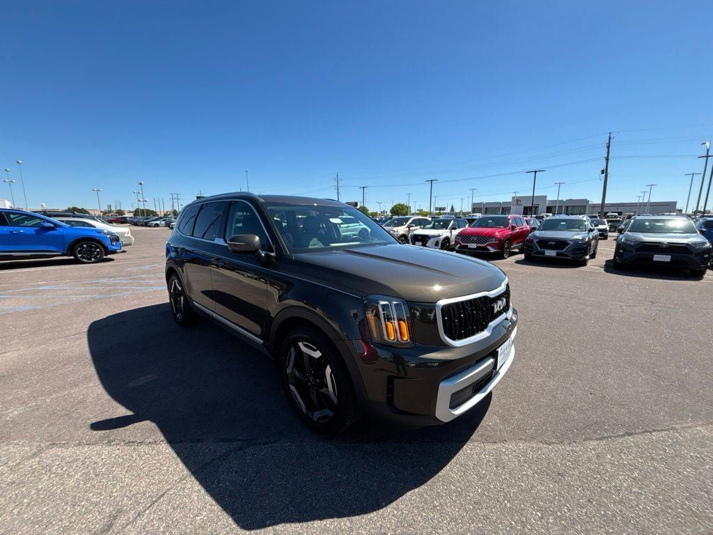Used 2024 Kia Telluride EX w/ EX Captain's Chair Package AWD/4WD image 3