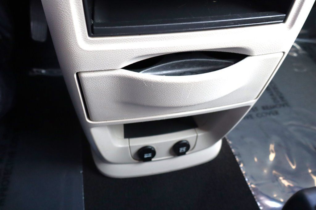 Used 2016 Chrysler Town & Country Touring FWD image 38
