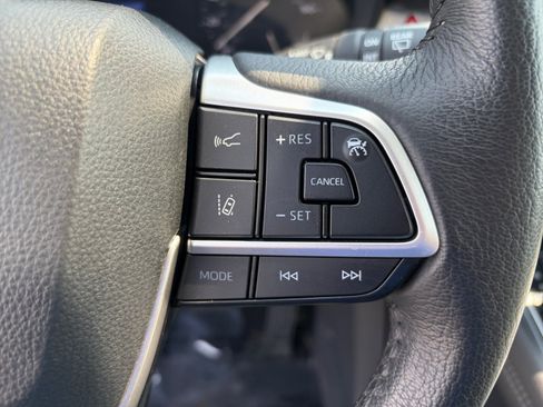 Used 2025 Toyota Sienna XLE FWD image 15