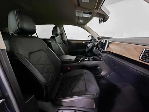 Used 2025 Volkswagen Atlas SE image 32