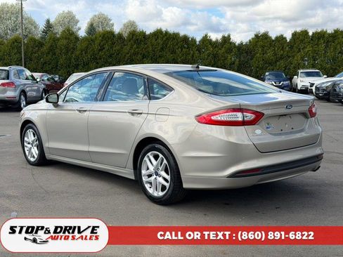 Used 2015 Ford Fusion SE FWD image 3