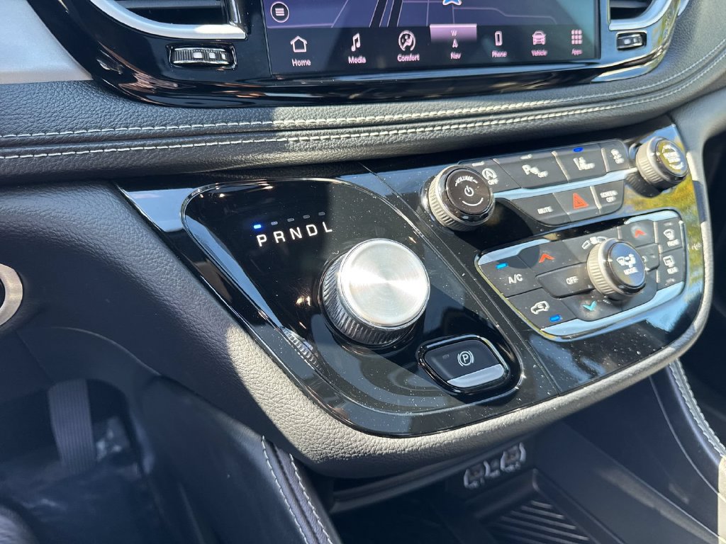 Used 2025 Chrysler Pacifica Limited FWD image 17