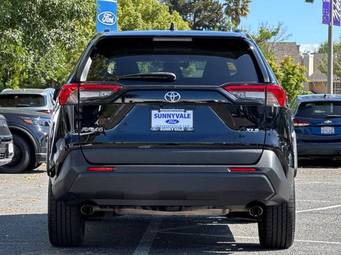 Used 2022 Toyota RAV4 XLE Premium FWD image 5