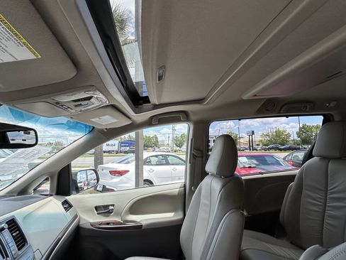 Used 2013 Toyota Sienna XLE w/ Premium Pkg FWD image 13
