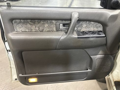 Used 2000 Isuzu Trooper S image 7