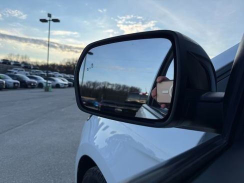 Used 2022 Ford Edge SE w/ Black Appearance Package image 17