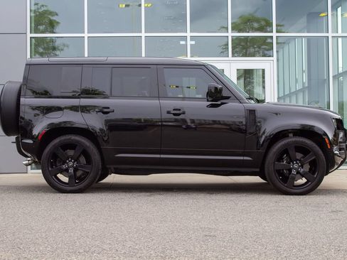 Used 2025 Land Rover Defender 110 V8 AWD/4WD image 4