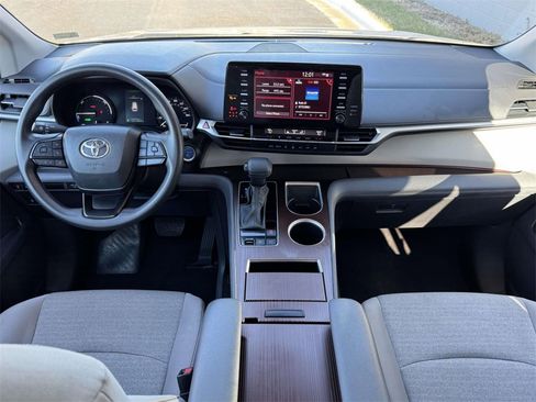 Used 2024 Toyota Sienna LE image 2