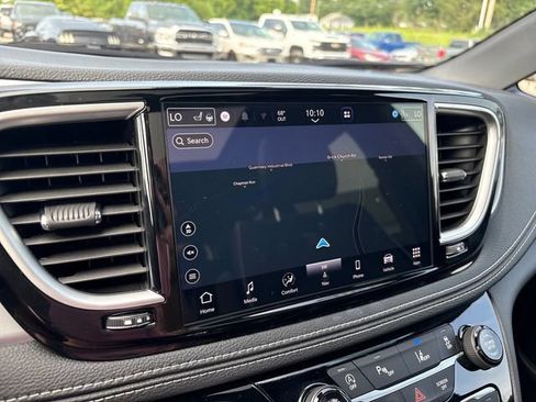 Used 2025 Chrysler Pacifica Limited w/ Trailer Tow Group AWD/4WD image 16