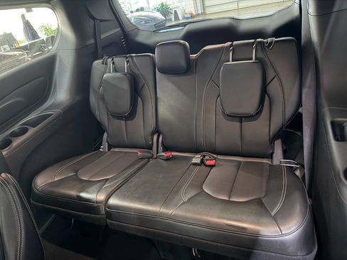 Used 2025 Chrysler Pacifica Select FWD image 13