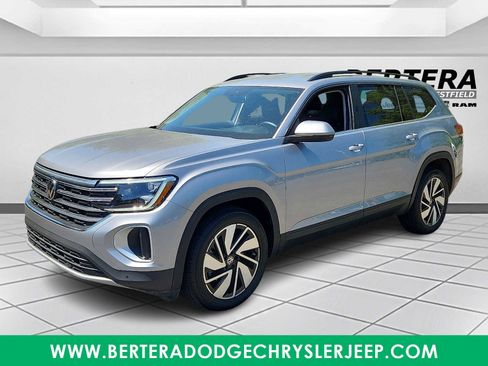 Used 2025 Volkswagen Atlas SE AWD/4WD image 3