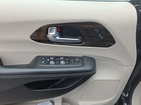 Used 2023 Chrysler Pacifica Limited FWD image 16