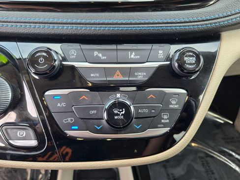 Used 2021 Chrysler Pacifica Touring-L FWD image 15