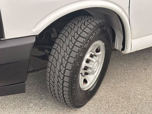 Used 2018 Chevrolet Express 2500 Extended RWD image 14