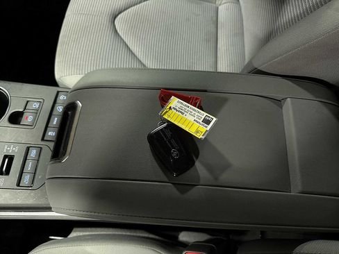 Certified 2022 Toyota Highlander LE image 32