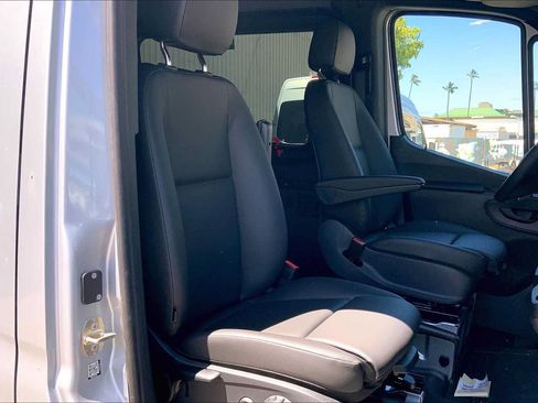 Used 2025 Mercedes-Benz Sprinter 2500 image 2