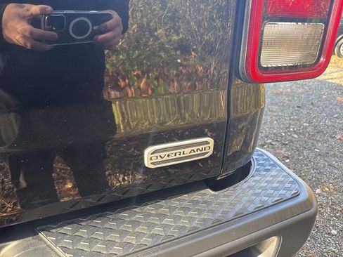 Used 2023 Jeep Gladiator Overland image 11