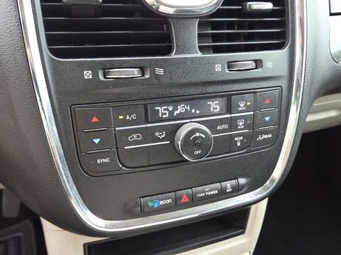 Used 2016 Chrysler Town & Country Touring FWD image 46