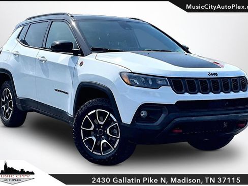 Used 2025 Jeep Compass Trailhawk AWD/4WD image 1