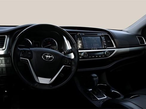 Used 2018 Toyota Highlander XLE image 15