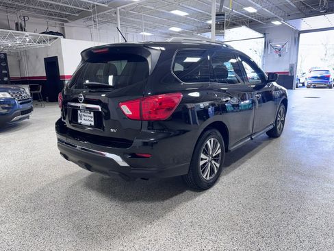 Used 2017 Nissan Pathfinder SV image 3