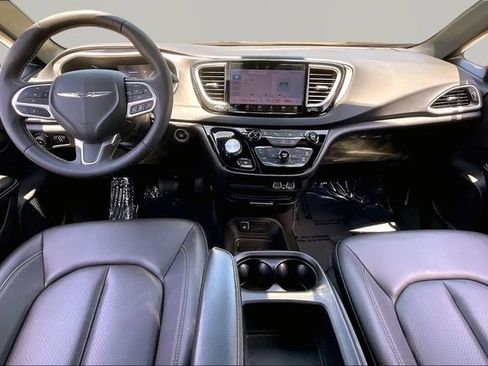 Used 2025 Chrysler Pacifica Select FWD image 7