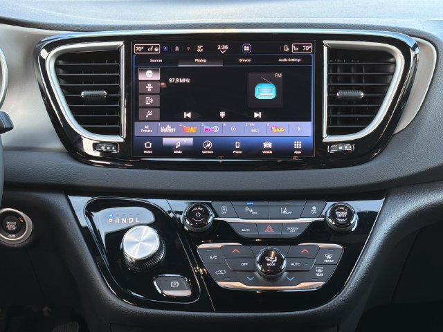 Used 2027 Chrysler Pacifica Select FWD image 21