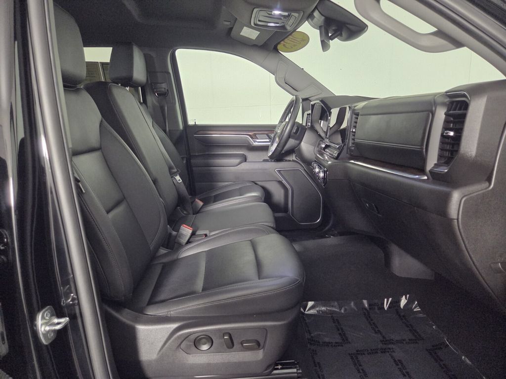 Used 2025 GMC Sierra 1500 SLT RWD image 32