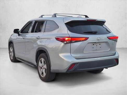 Used 2021 Toyota Highlander LE FWD image 7